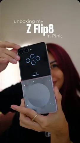 isadoes_ Instagram post about Samsung Galaxy Z Flip8
