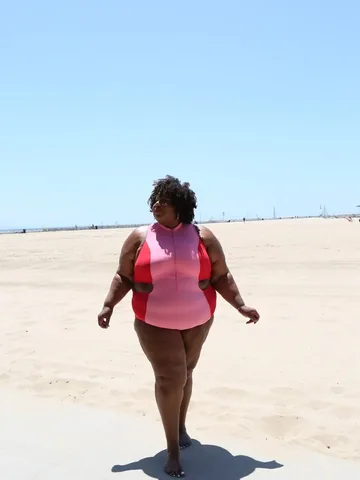 itsmekellieb Instagram post about Summer fashion