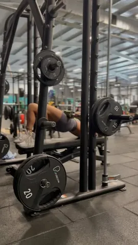 jamieleepurnell Instagram post about Smith machine glute bridge review