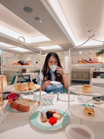 jaszzhang Instagram post about London afternoon tea