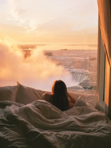 jaszzhang Instagram post about Niagara Falls hotel accommodation