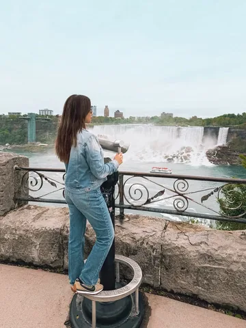 jaszzhang Instagram post about Niagara Falls itinerary