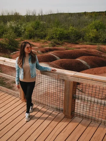 jaszzhang Instagram post about Cheltenham Badlands travel guide