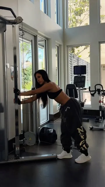 jazmintheegreat Instagram post about Activewear promotion
