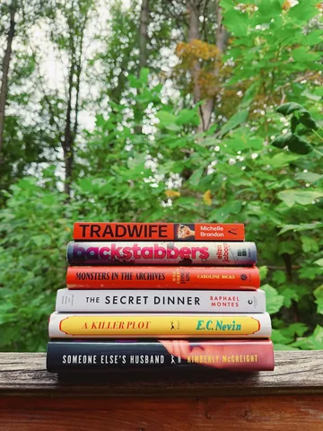 jess_reads_books Instagram post about Monthly reading update