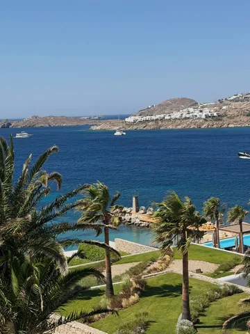 johanneshuebl Instagram post about Mykonos resort stay