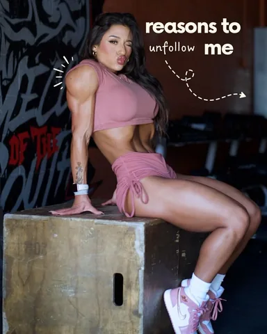 _juliarene Instagram post about Women’s gym outfits