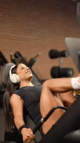 _juliarene Instagram post about Quad and glute workout