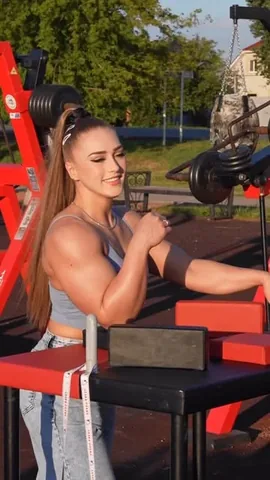 julia_vins Instagram post about Armwrestling development