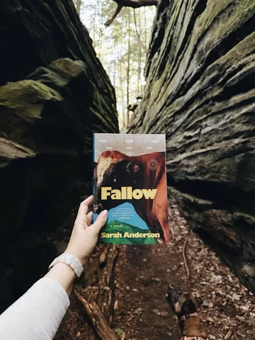 Julia | @juliawreads Instagram post thumbnail