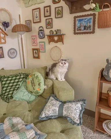 kayleens_coffee Instagram post about Cozy living room