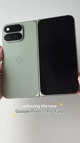 kellyn_mcmullan Instagram post about Foldable smartphone unboxing