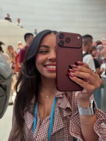 krystallora Instagram post about IPhone burgundy finish