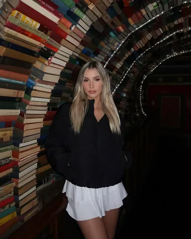 laviishlily Instagram post about Books and reading