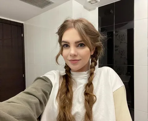 loeya Instagram post about Selfie