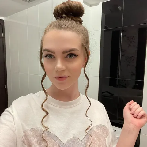 loeya Instagram post about Late update