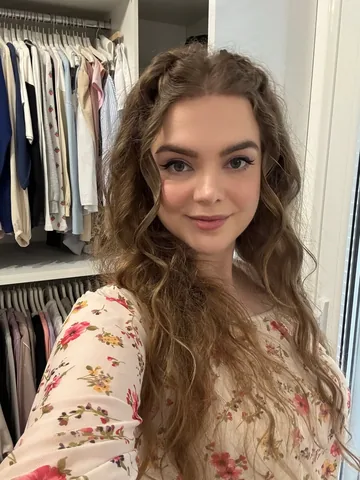 Loeya Instagram post thumbnail