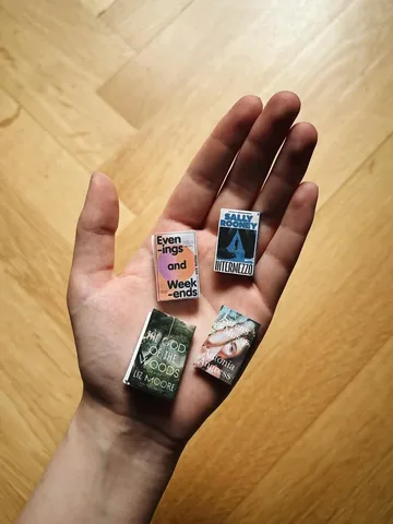 lottelikesbooks Instagram post about Bookish photo dump