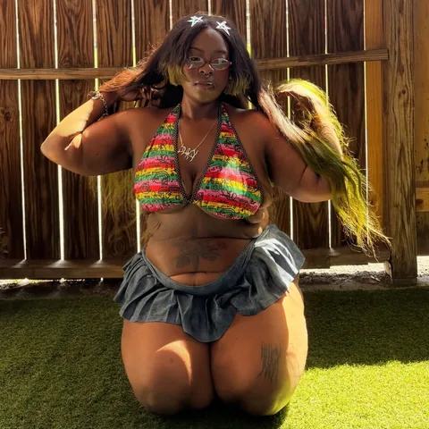 luhshawnay Instagram post about Body positive beach fashion