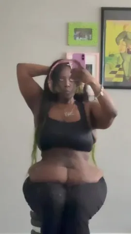 luhshawnay Instagram post about Loose skin body acceptance and fashion