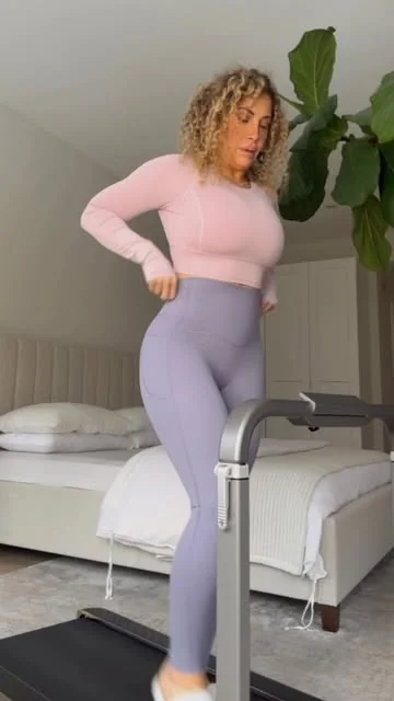 lyzabethlopez Instagram post about Halara leggings review