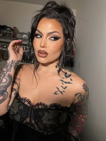 makeupbynikkilarose Instagram post about Celebrity makeup