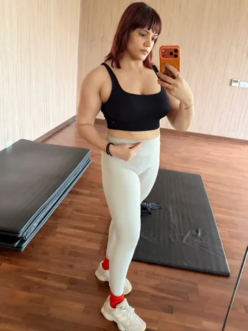 manushruti.6 Instagram post about Personal appearance
