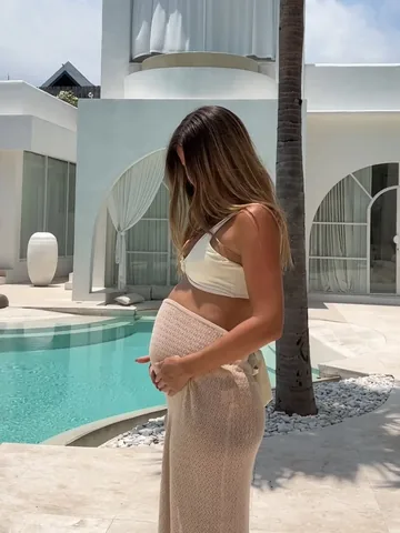 mariefeandjakesnow Instagram post about Family and pregnancy comparison