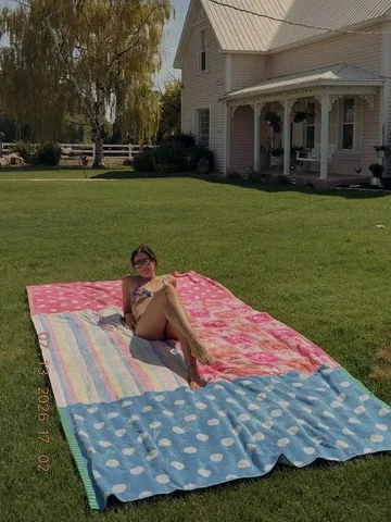 marijka_dam Instagram post about DIY beach blanket