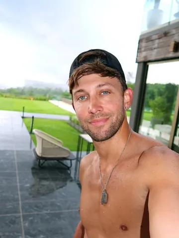 mattsteffanina Instagram post about Holiday travel