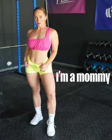 megsquats Instagram post about Prenatal and postpartum training promotion