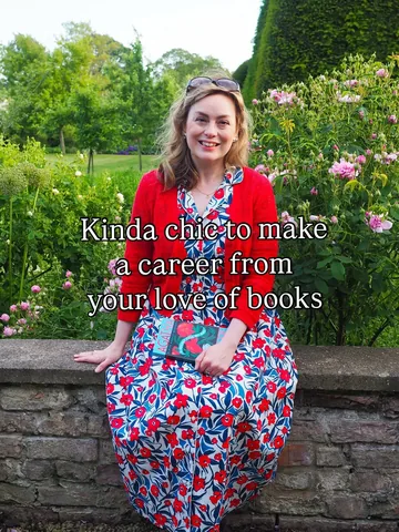 mirandasbookcase Instagram post about Bookish lifestyle
