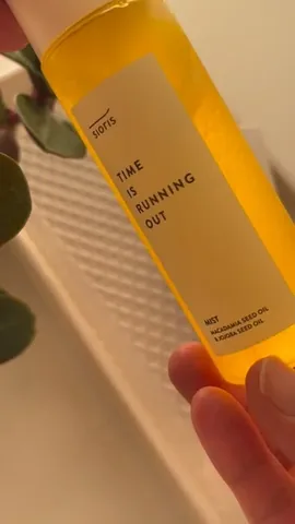 mochiandblush Instagram post about Sioris facial mist review