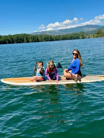 mollyluwho Instagram post about Family lake trip