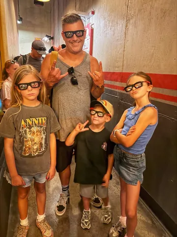 mommasgonecity Instagram post about Family theme park trip
