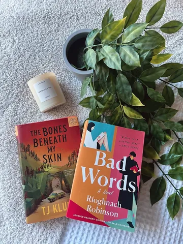 _myfictionalworld Instagram post about Book review and vlog promotion