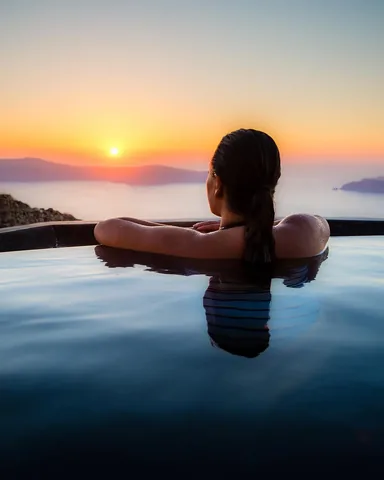 nodestinations Instagram post about Santorini sunset