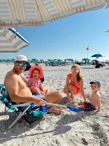 oliviarink Instagram post about Friends’ beach vacation