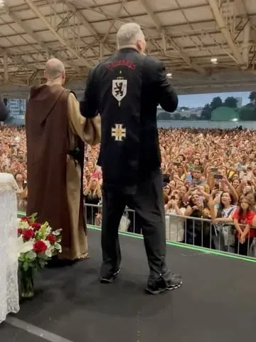 padremarcelorossi Instagram post about Oração e devoção