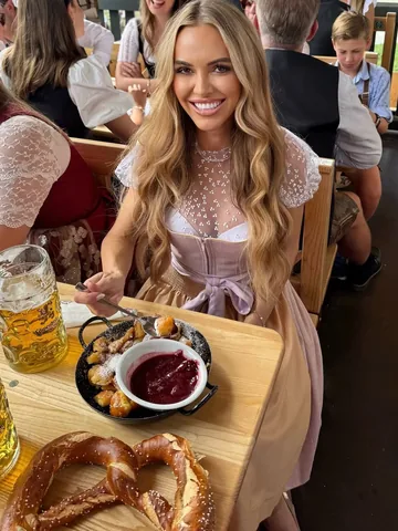 pilotmadeleine Instagram post about Oktoberfest