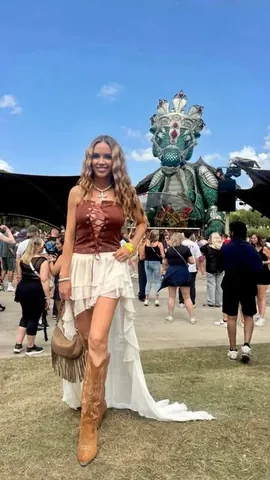 pilotmadeleine Instagram post about Festival fashion