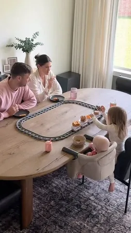positravelty Instagram post about Family mealtime