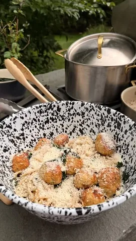 rachlmansfield Instagram post about Chicken meatball pasta recipe