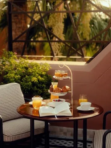 raz_kind Instagram post about Luxury hotel travel