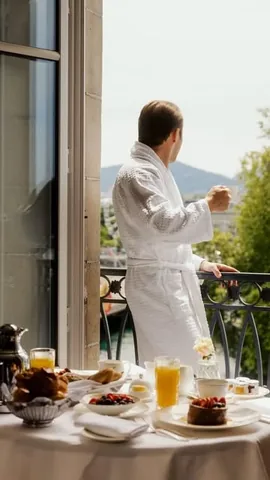 raz_kind Instagram post about Luxury hotel promotion