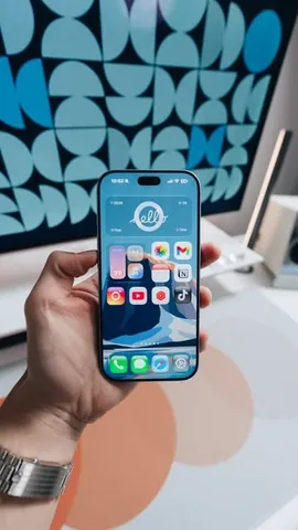 renzsadiwa Instagram post about Liquid Glass iPhone homescreen