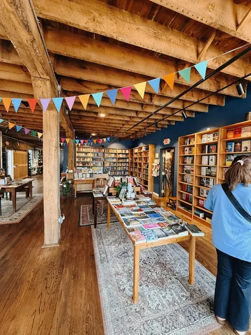 reviewsshewrote Instagram post about Independent bookstore appreciation