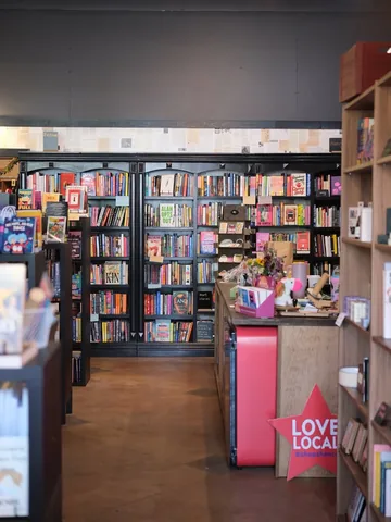 reviewsshewrote Instagram post about Independent bookstore appreciation