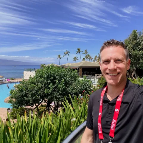 richontech Instagram post about Maui travel