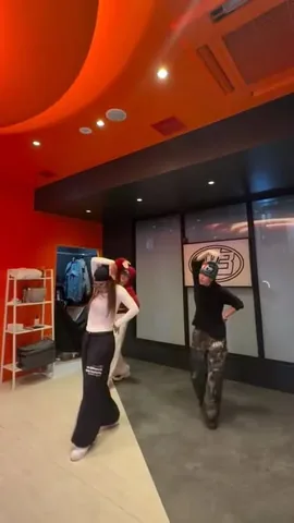 riehata Instagram post about ダンスパフォーマンス